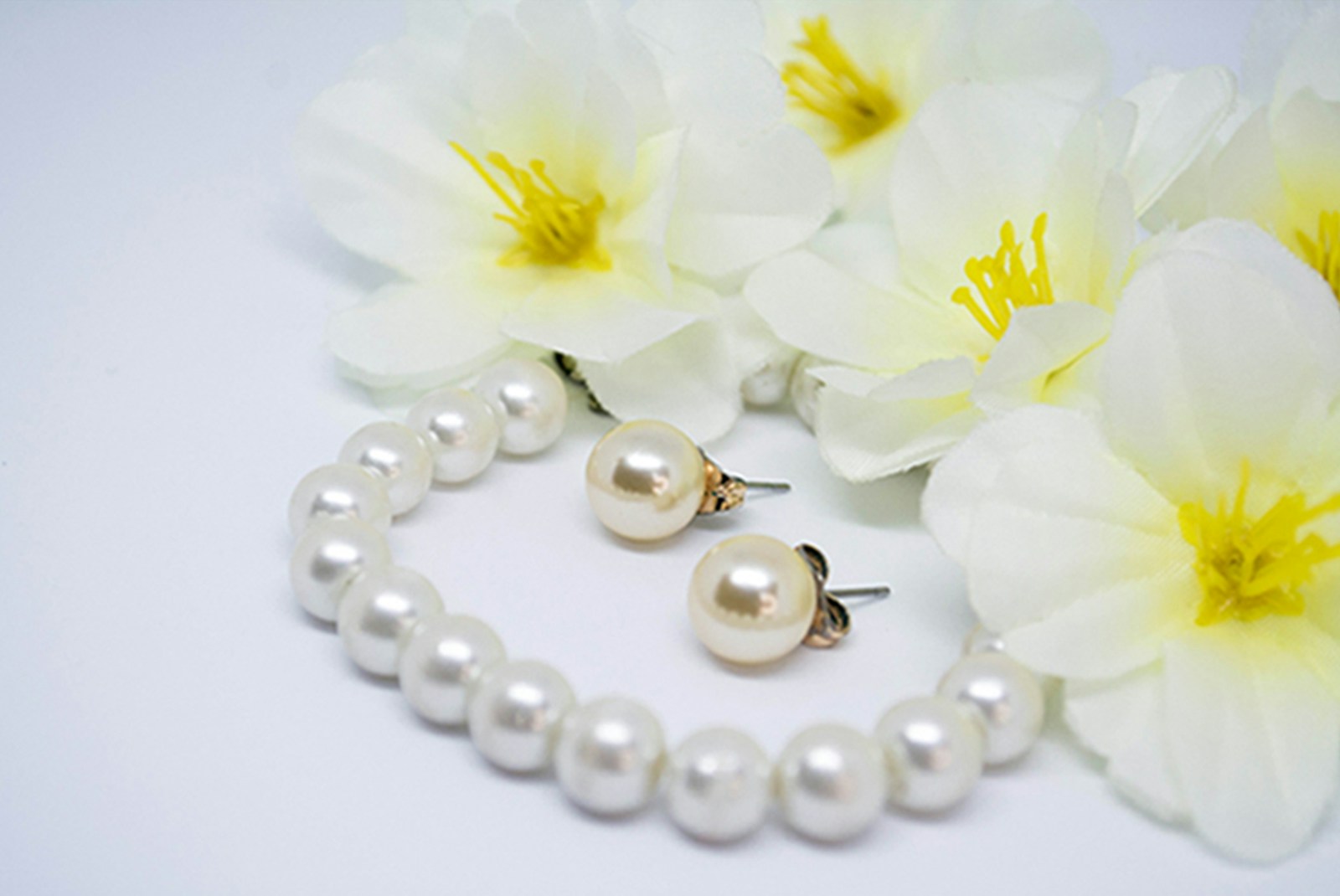 Gyöngy fülbevaló – White and Black ékszerbolt elegáns választása